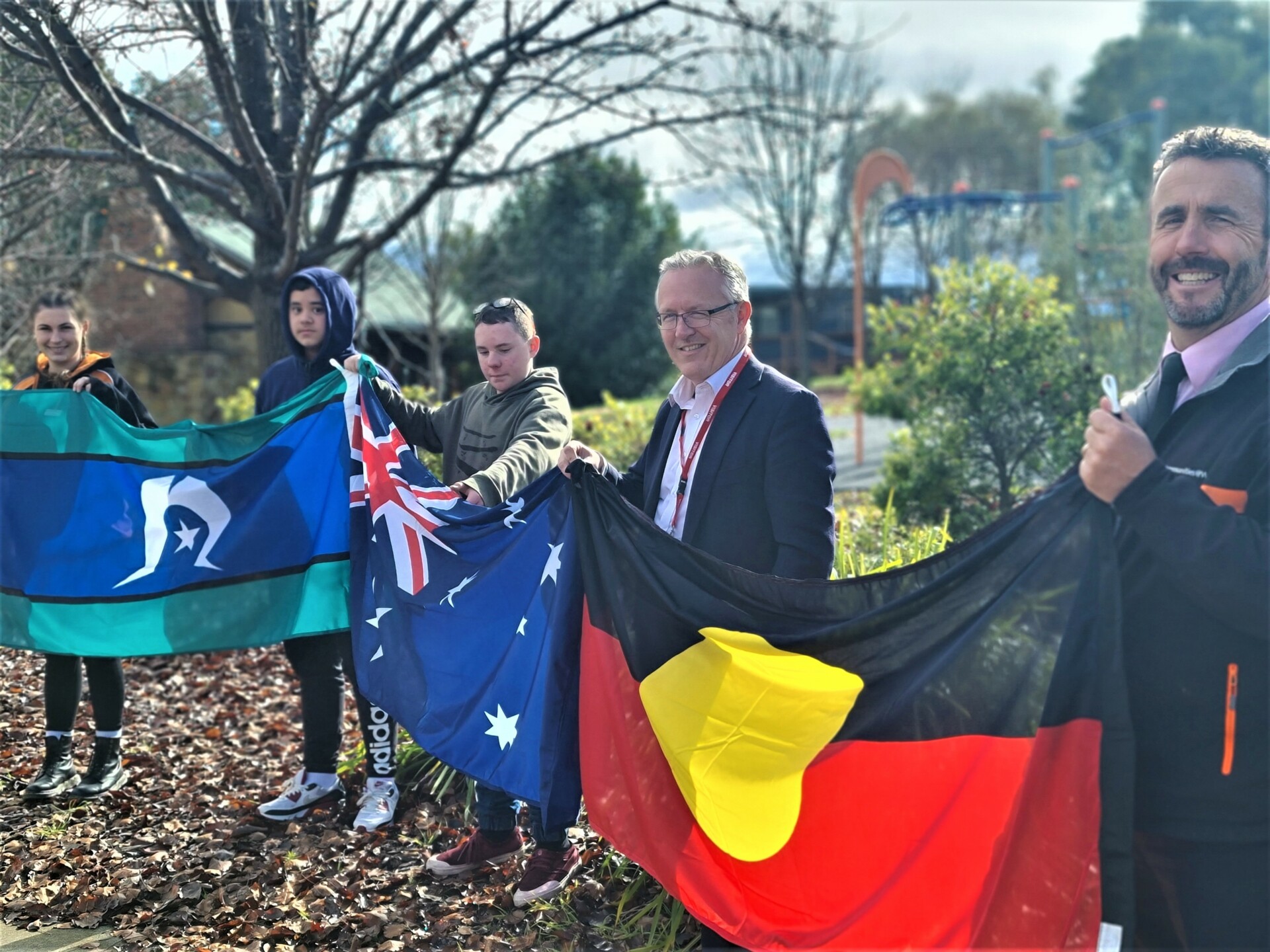 David Smith MP presents Indigenous flags to Galilee School